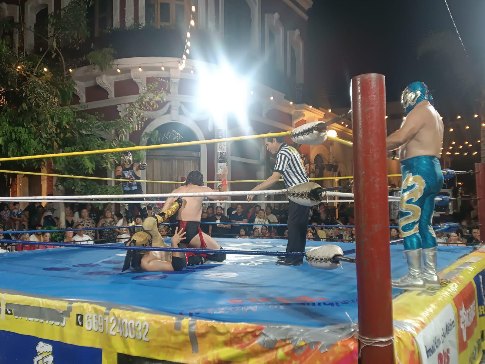 $!Lucha libre llena de adrenalina y ambiente familiar el Centro Histórico de Mazatlán