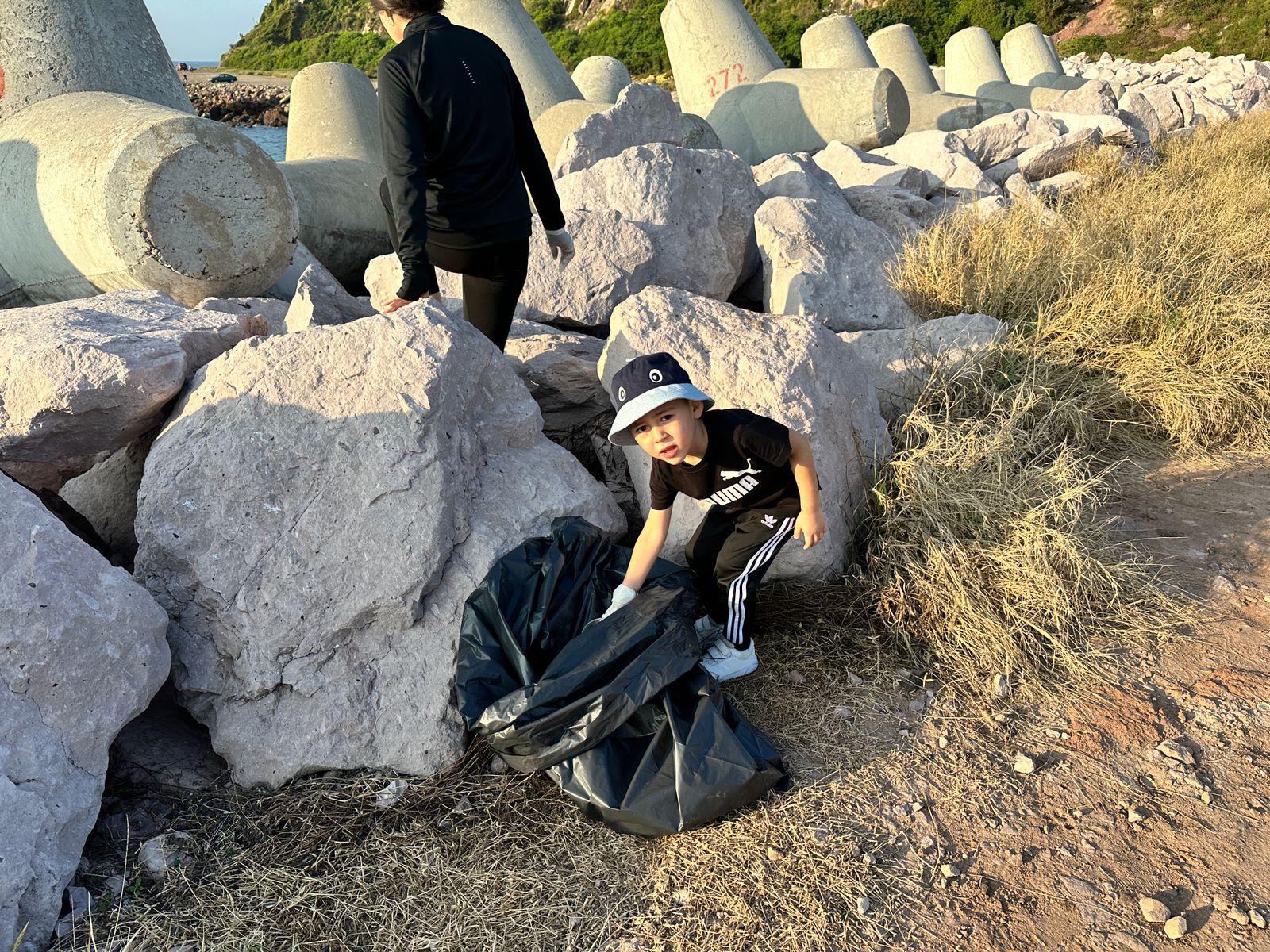 $!Colocan MazConCiencia botes de basura en la escollera del Faro Mazatlán