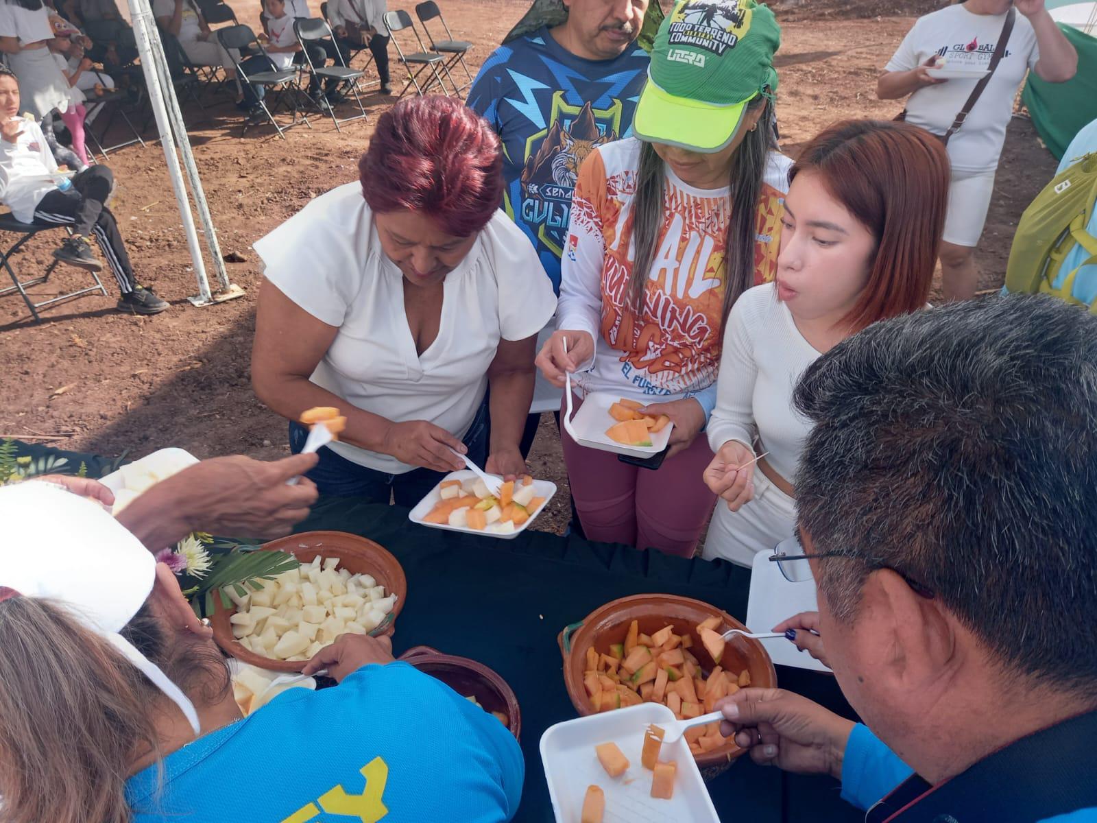 $!En el evento se contó con degustación de fruta para celebrar el inicio de la cosecha.