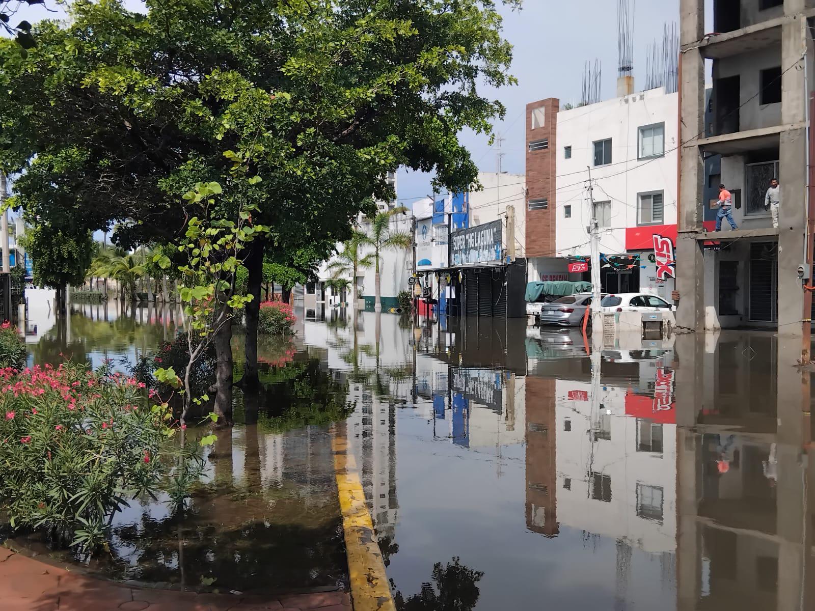 $!Se desborda Laguna del Camarón en Fraccionamiento Flamingos y cierran vialidades aledañas