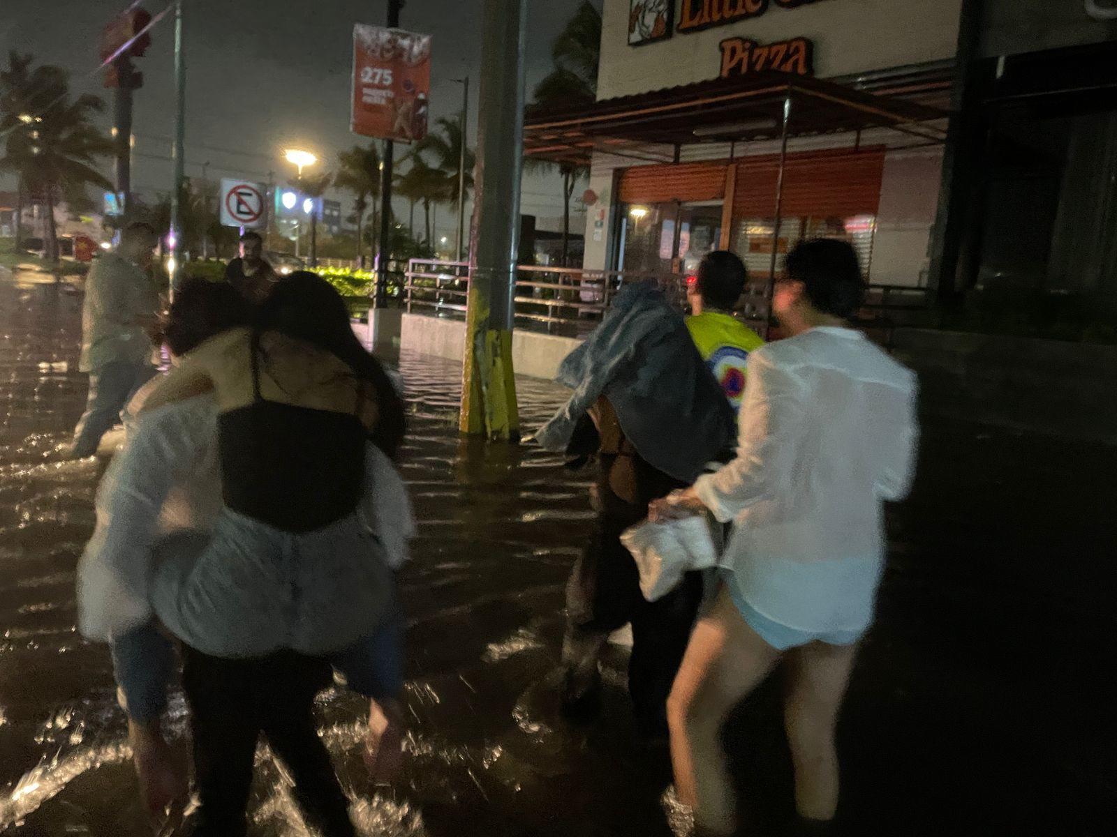 $!En Mazatlán, dejan inundaciones viales vehículos varados y familias trasladadas a sus hogares u hoteles