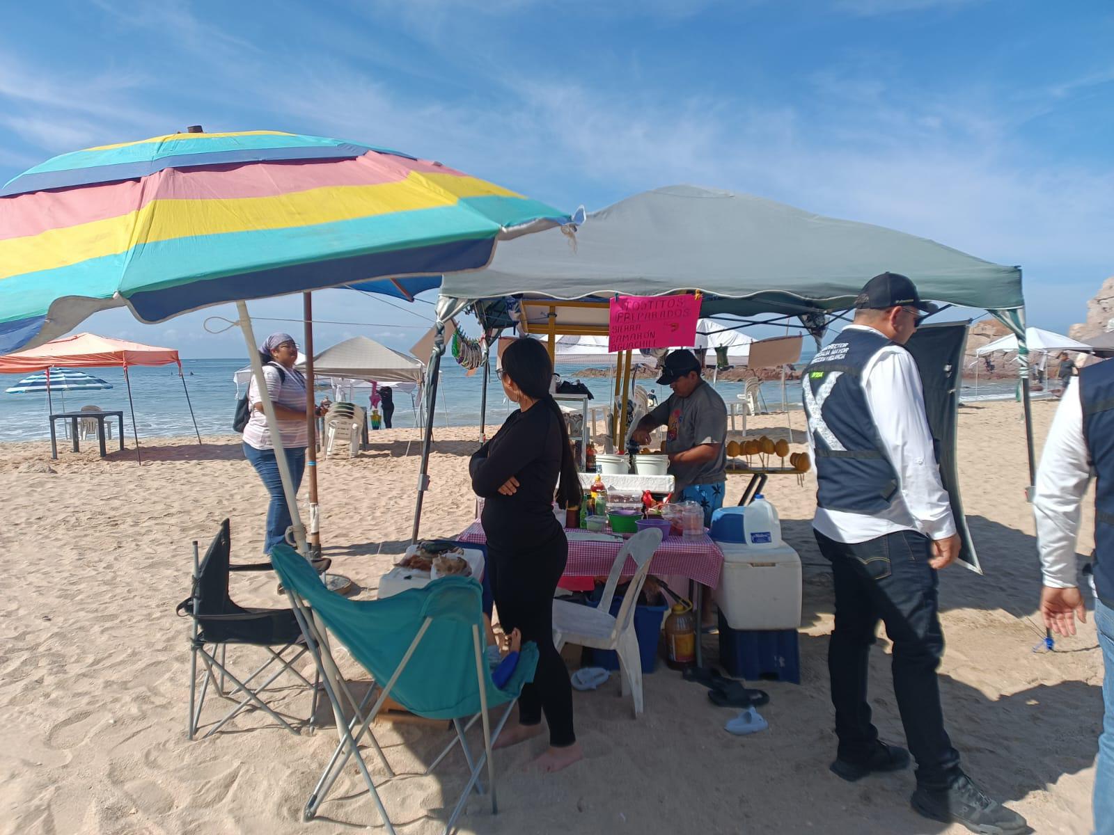 $!Realiza Comercio recorrido de inspección a vendedores ambulantes en playas de Mazatlán