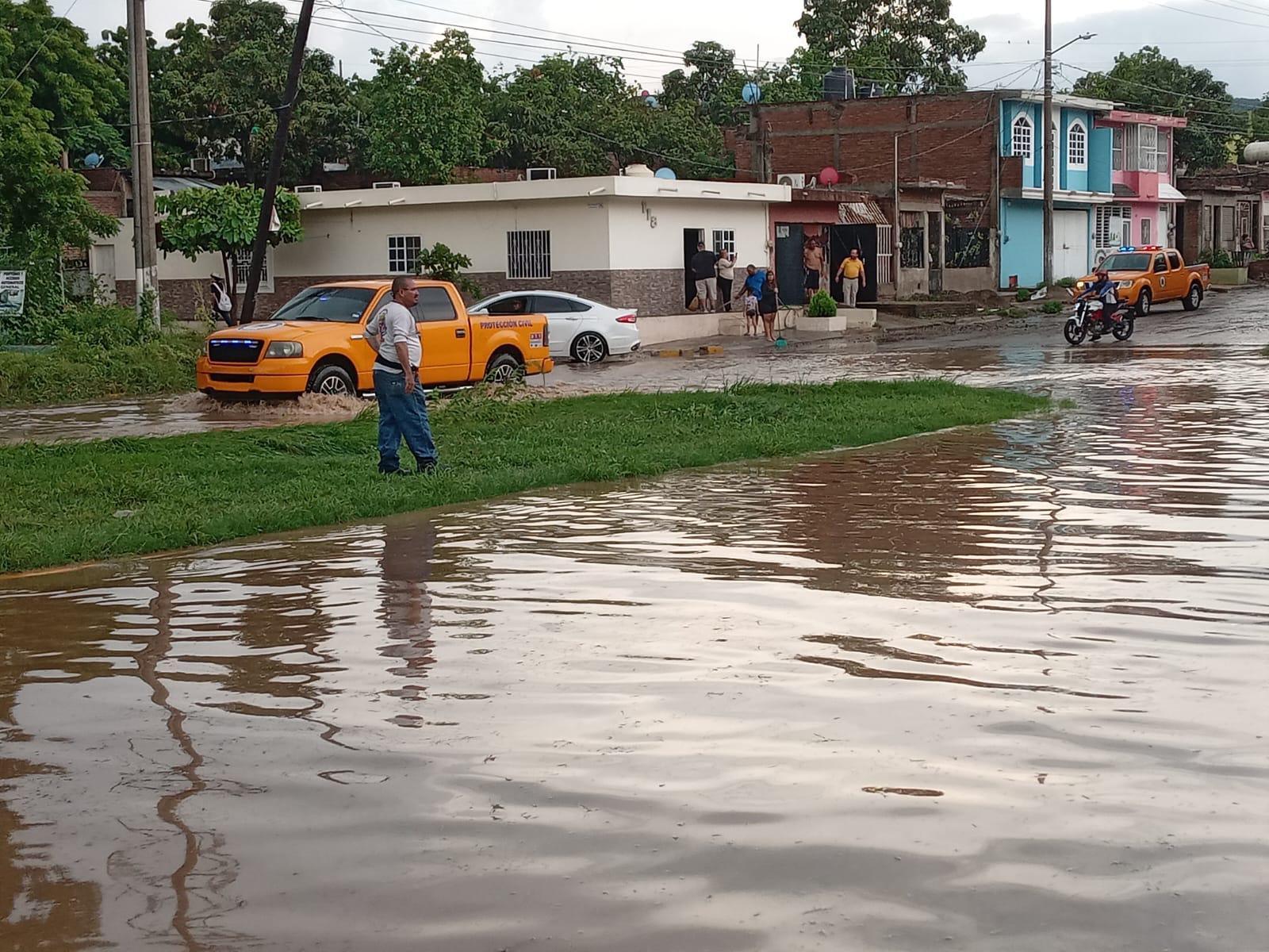 $!Se inunda tramo de avenida y calle en la Genaro Estrada tras lluvias de este miércoles en Mazatlán