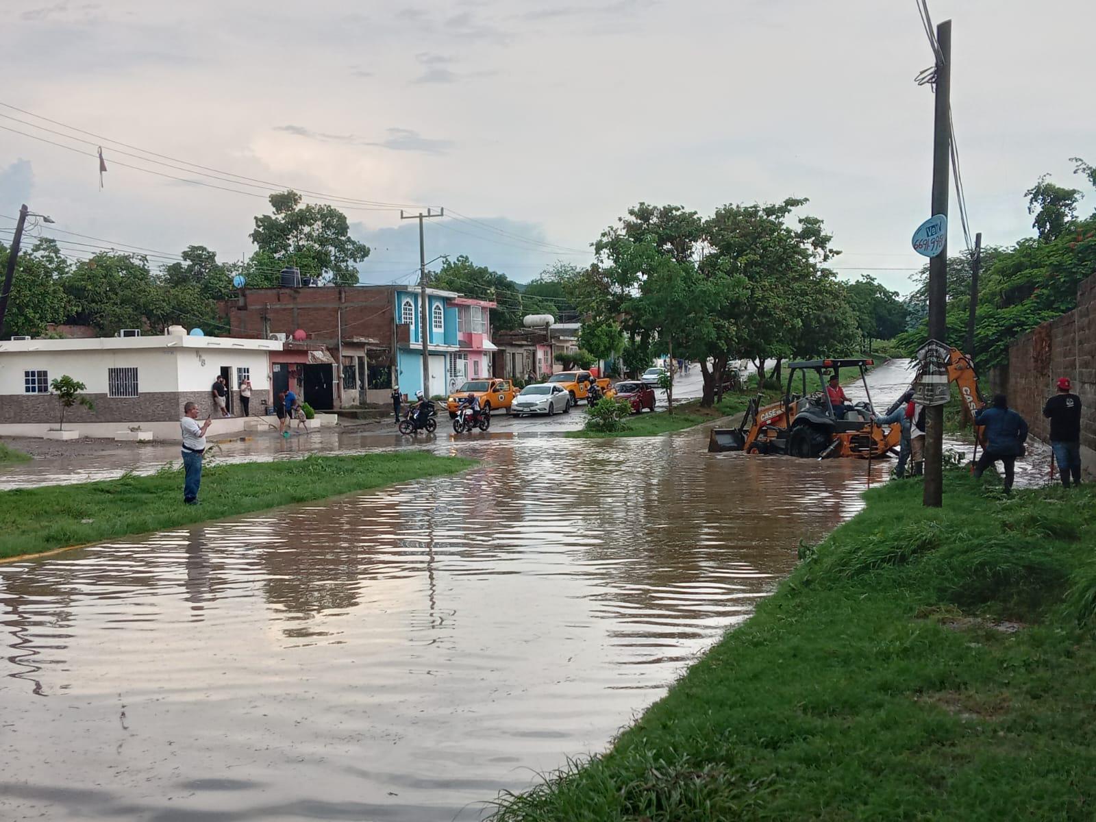 $!Se inunda tramo de avenida y calle en la Genaro Estrada tras lluvias de este miércoles en Mazatlán