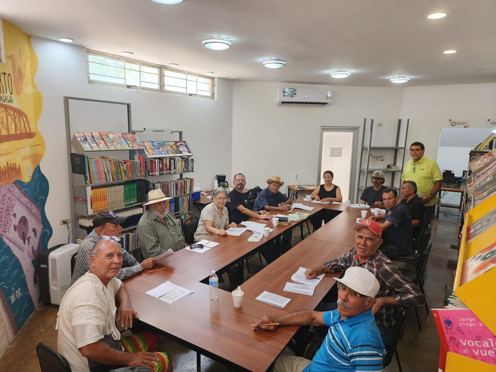 $!Coordinados por el promotor de la lectura Ildefonso Núñez, adultos y adultos mayores dedican la mañana a leer.