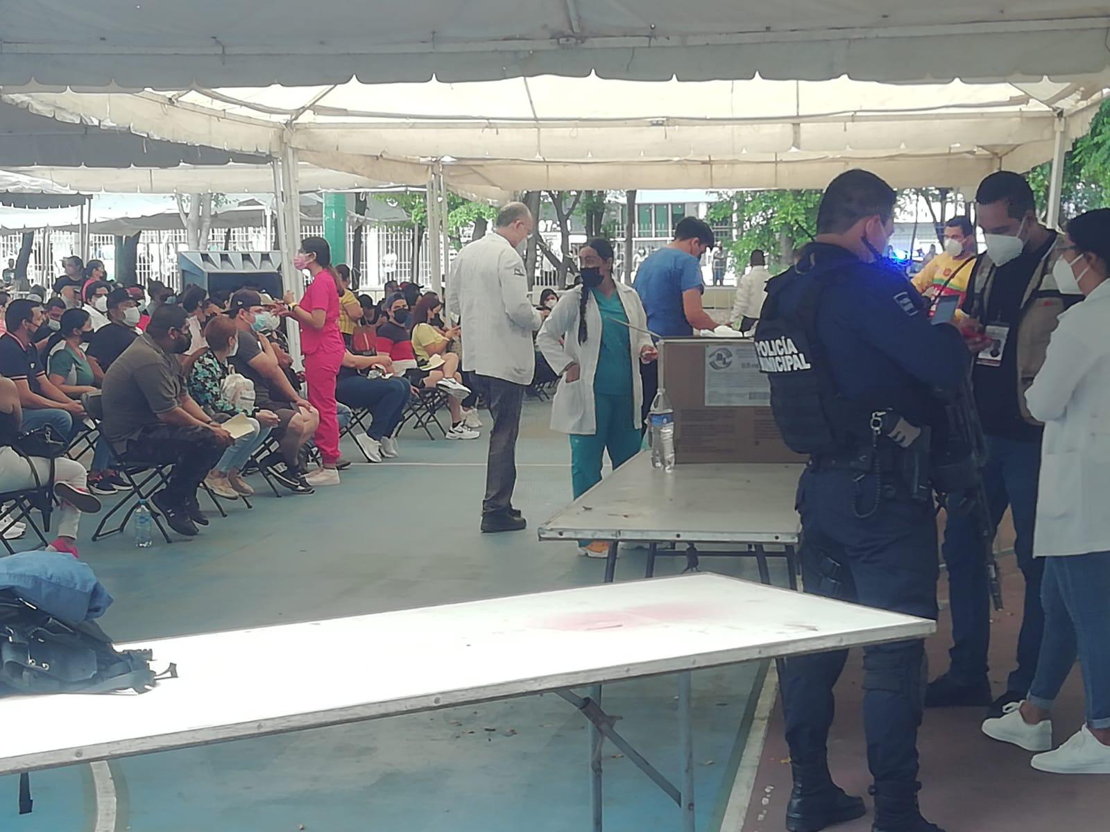 $!Jóvenes hacen largas filas en Culiacán para recibir primera dosis de la vacuna contra el Covid-19