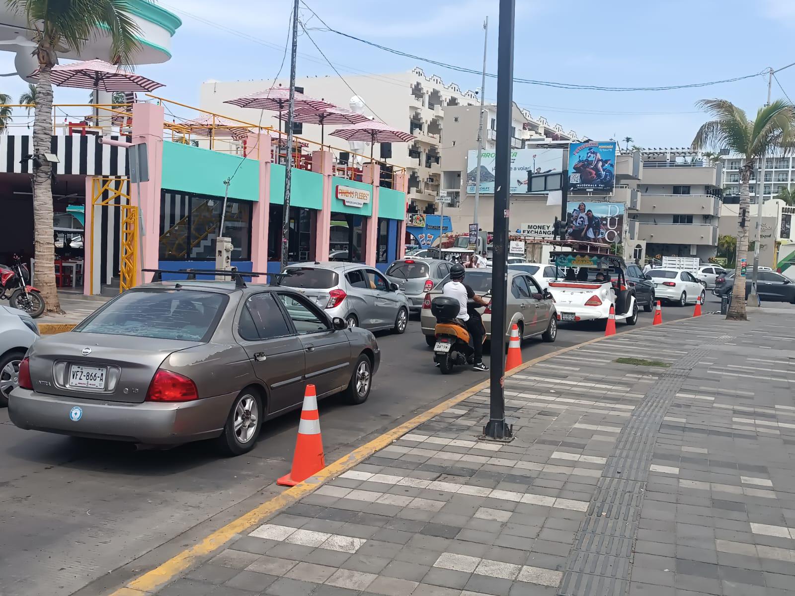 $!Camiones, Razers y pulmonías aprovechan el Par Vial en la avenida Gaviotas