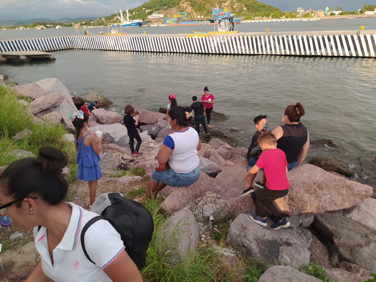 $!En Mazatlán, familias despiden a pescadores que van a la caza del camarón
