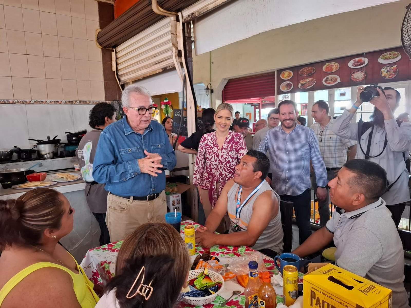 $!Realiza Rocha visita sorpresa a Mazatlán; recorre de nuevo el puente de la Colosio y el mercado Pino Suárez