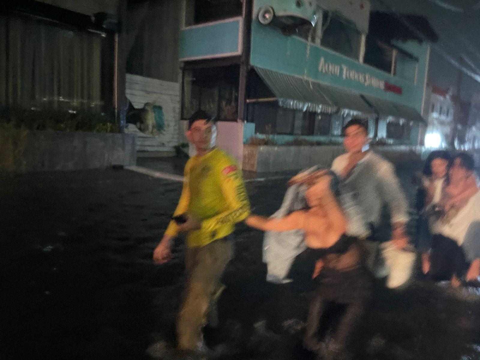 $!En Mazatlán, dejan inundaciones viales vehículos varados y familias trasladadas a sus hogares u hoteles