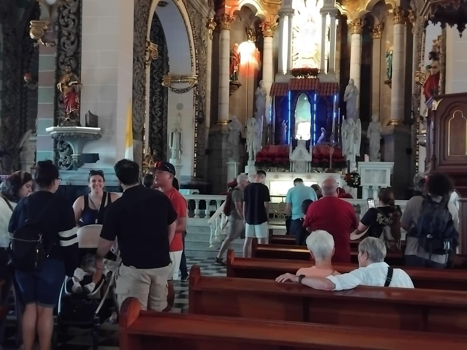 $!Aumenta tráfico vehicular y de peatones en el Centro de Mazatlán por comprar navideñas