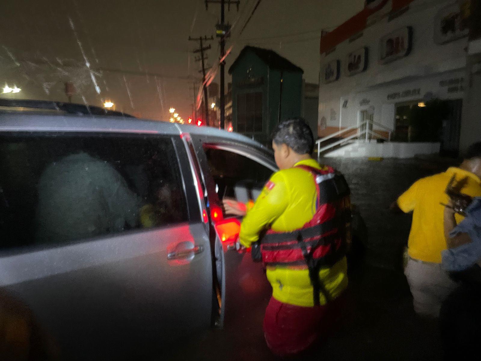 $!En Mazatlán, dejan inundaciones viales vehículos varados y familias trasladadas a sus hogares u hoteles