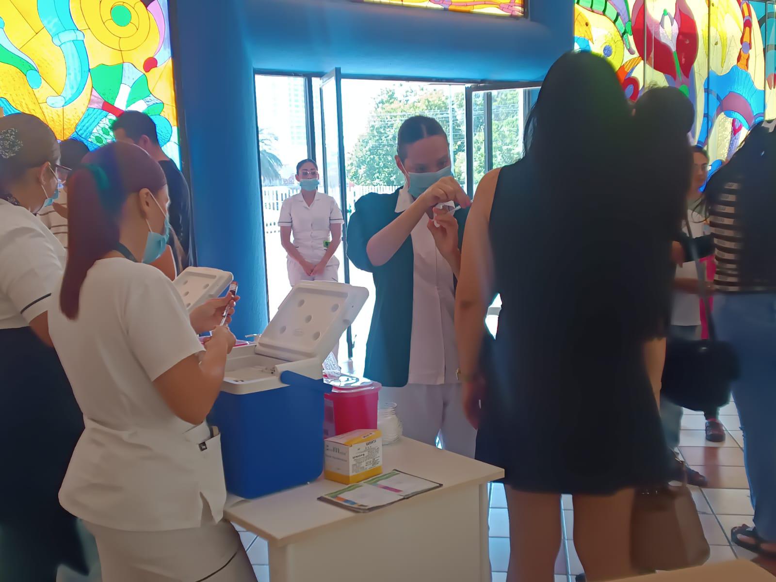 $!Registra Macrocentro de la UAS moderada asistencia en el segundo día de la jornada de vacunación contra el sarampión