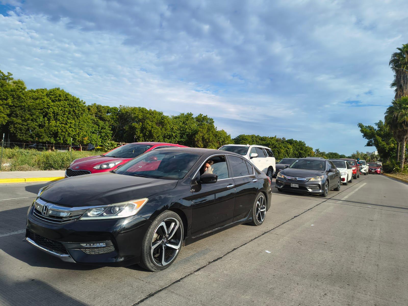 $!Vecinos de San Fernando y Praderas en Los Mochis exigen detener ‘saqueo’ de áreas verdes; bloquean el bulevar Rosales