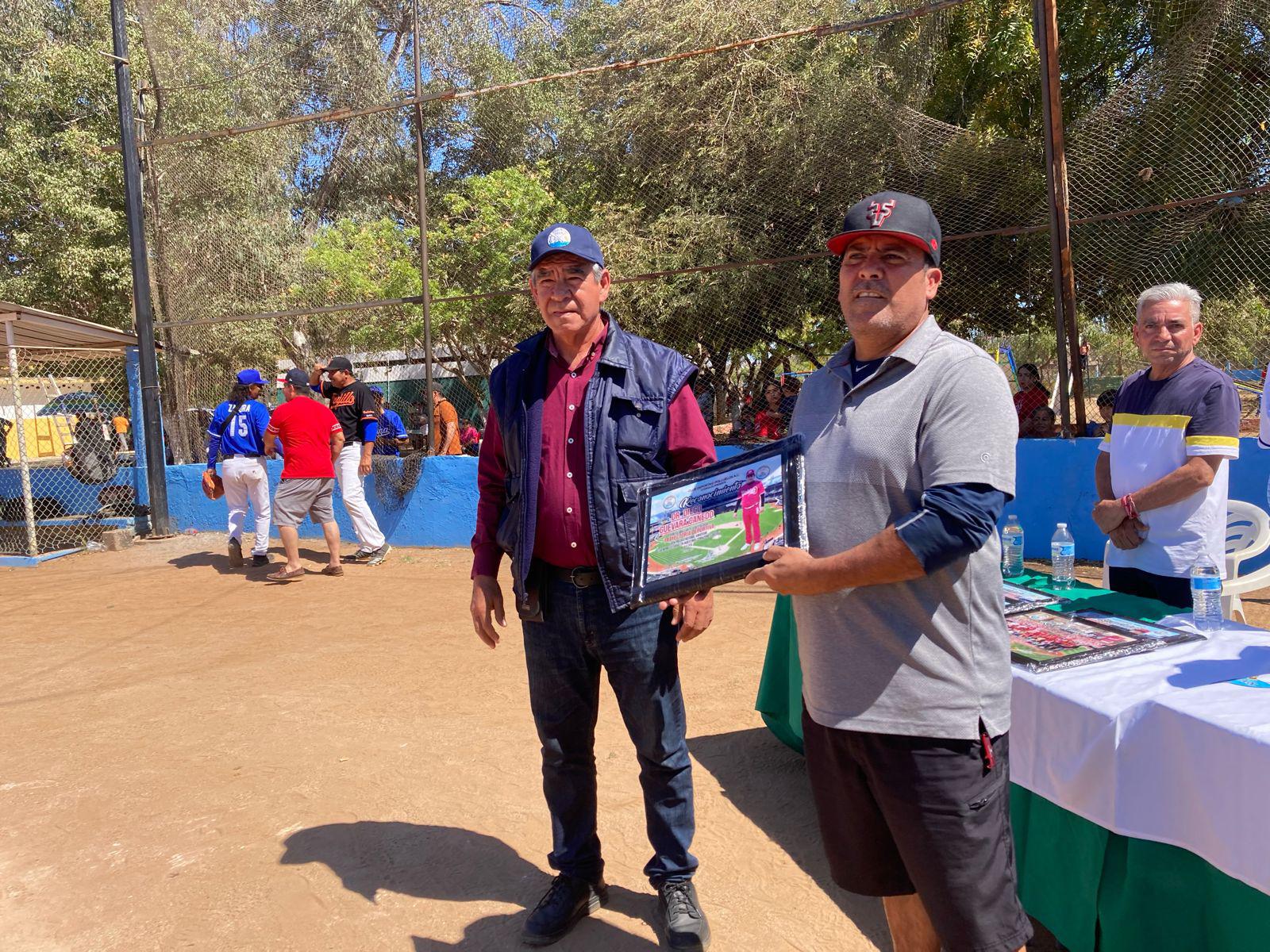 $!Homenajean a Carlos Zamora y Belizario Gutiérrez en Club Polluelos