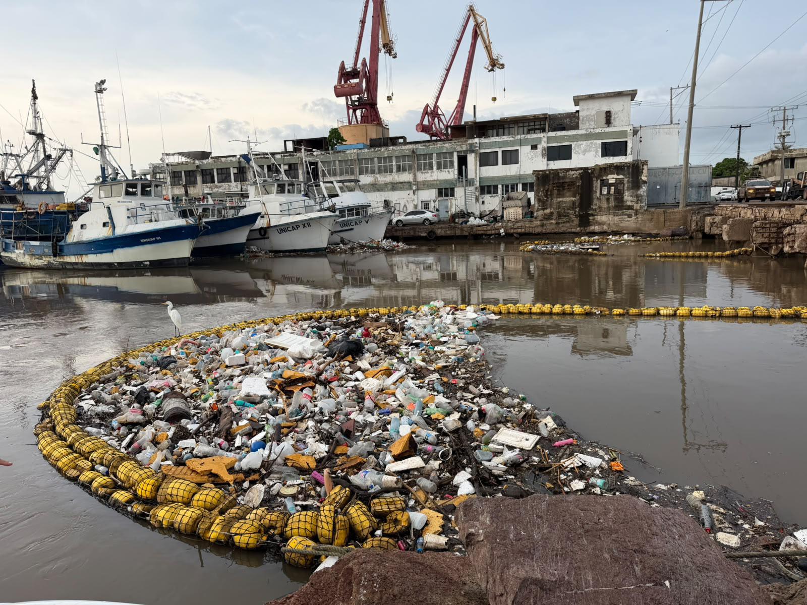 $!Liberan biobarda del Puente Juárez tras acumular gran cantidad de basura por las lluvias en Mazatlán