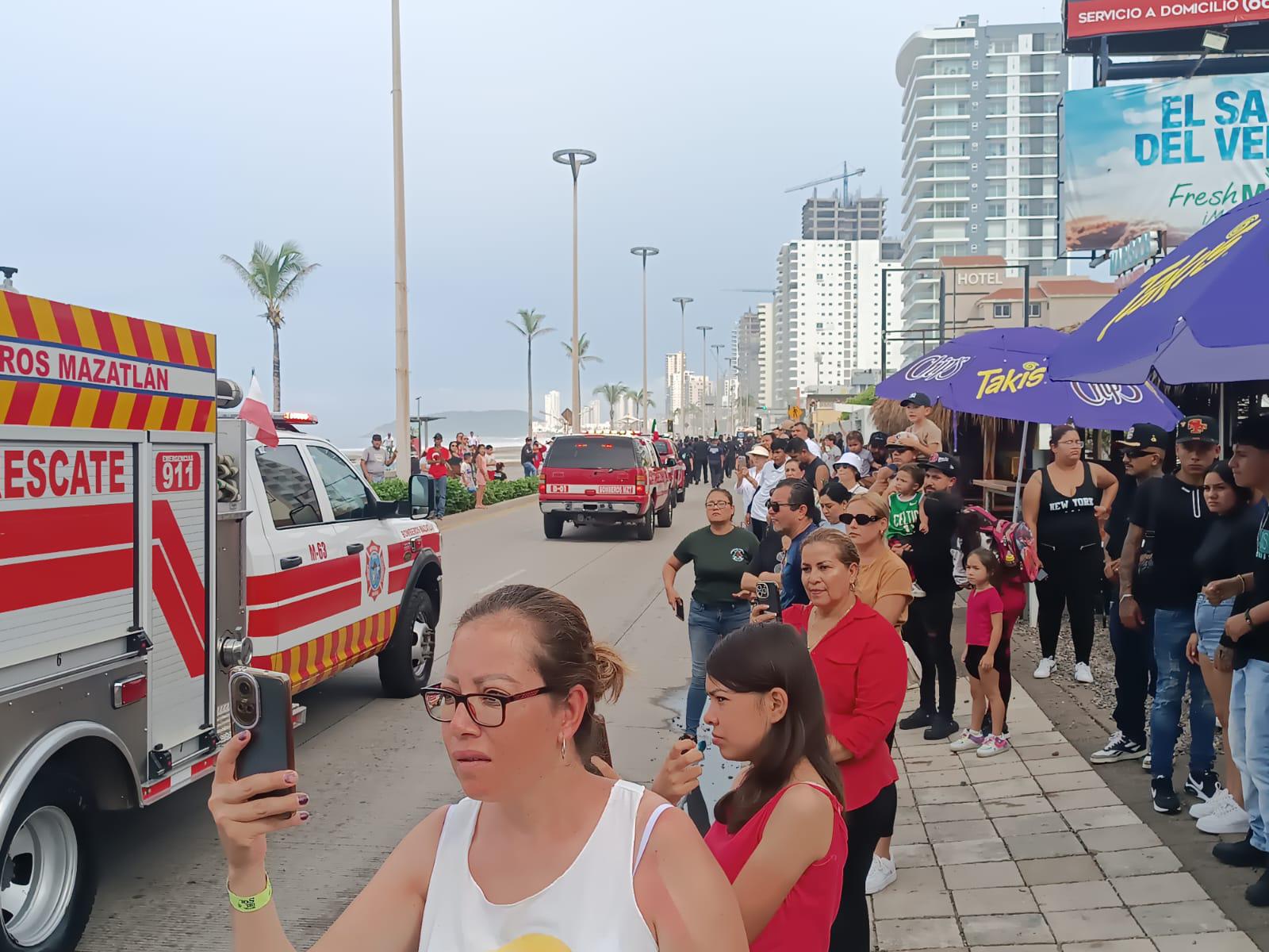 $!’Madrugan’ mazatlecos para presenciar el desfile por Independencia de México en el malecón