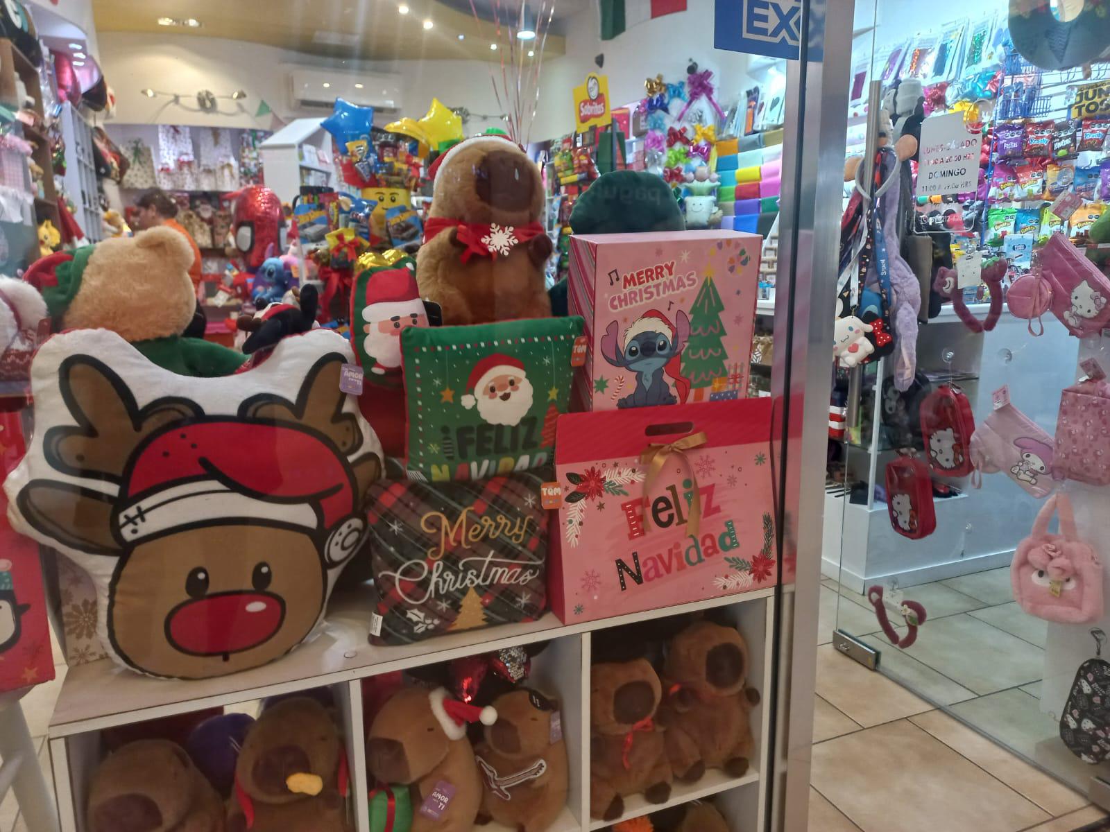 $!Comercios de Mazatlán se llenan del espíritu, productos y decoración navideña