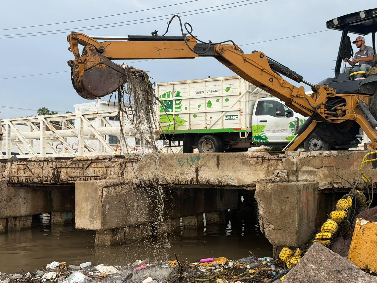 $!Liberan biobarda del Puente Juárez tras acumular gran cantidad de basura por las lluvias en Mazatlán