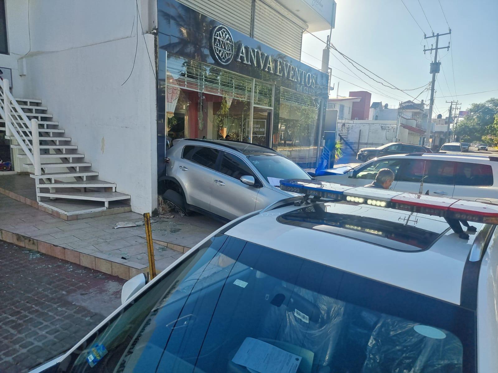$!Carambola entre 6 vehículos daña fachada de local comercial en Culiacán