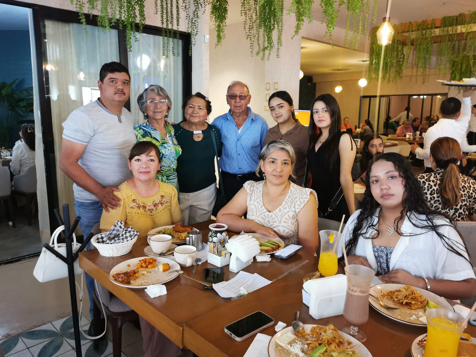 $!Lecario Gutiérrez Conchita Crespo, Miguel Peñuelas, Luna Gutiérrez, Alondra Gutiérrez, Claudia Ríos, Esmeralda Gutiérrez y Joselin Gutiérrez, acudieron a felicitar a la cumpleañera.