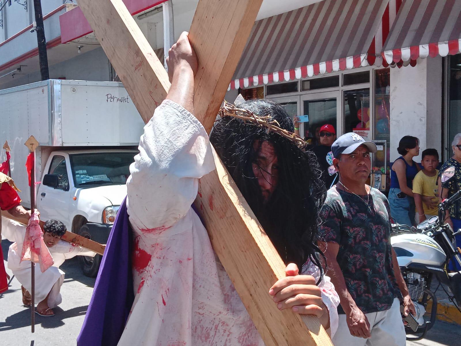 $!Mazatlecos y turistas atestiguan el Viacrucis Viviente en calles del Centro de puerto