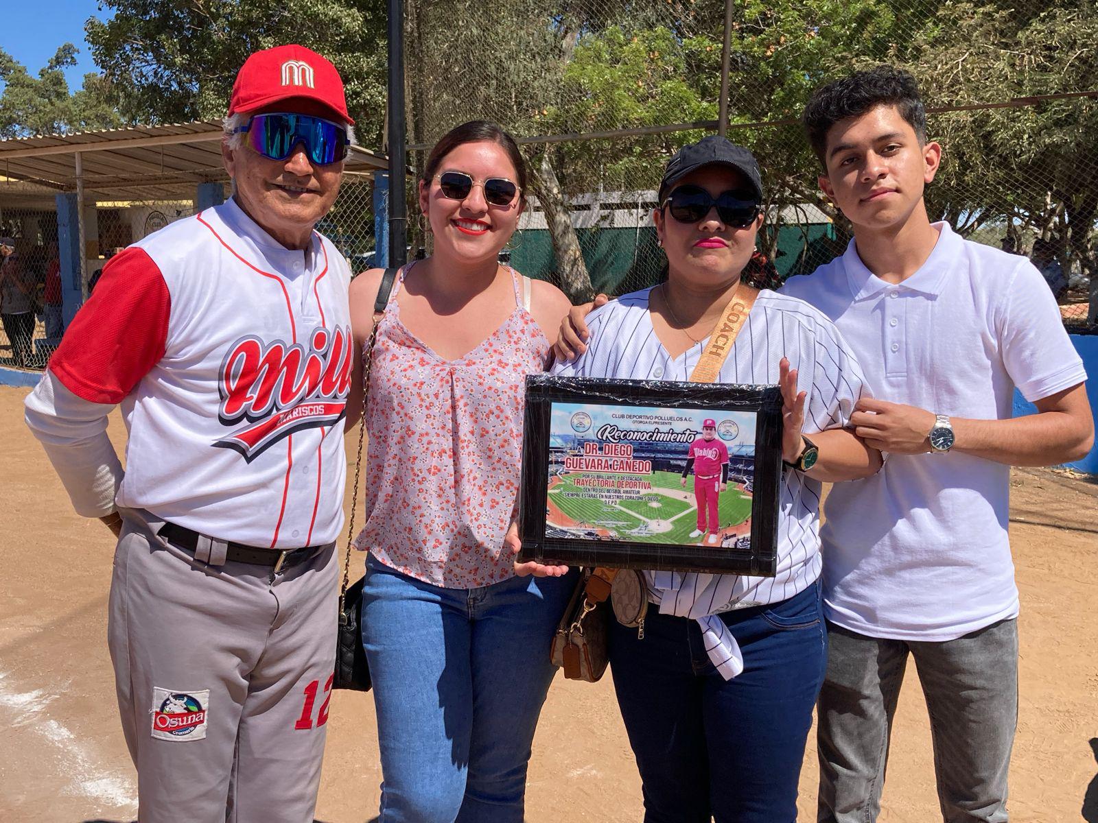 $!Homenajean a Carlos Zamora y Belizario Gutiérrez en Club Polluelos
