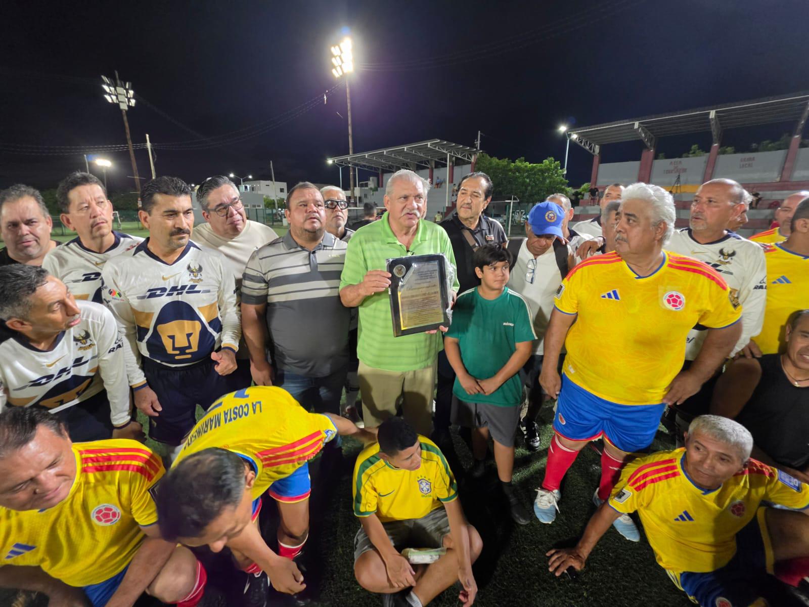 $!Frutería Bernal vuelve a golear y toma fuerza en el Futbol del Recuerdo