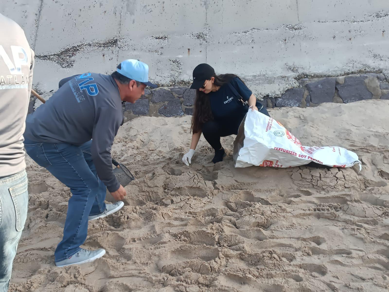$!Estudiantes y voluntarios se suman a una nueva limpieza de playas en Mazatlán
