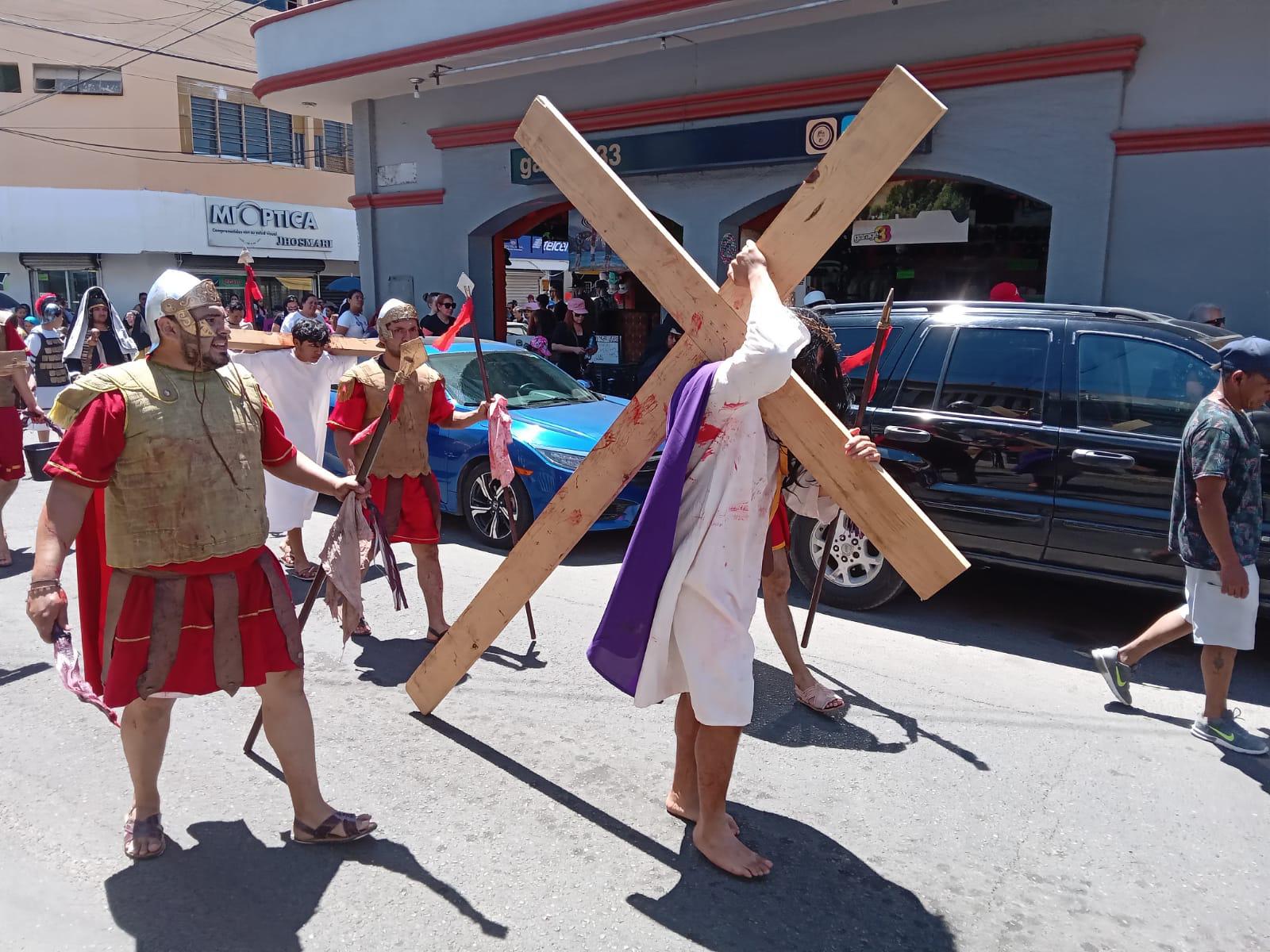 $!Mazatlecos y turistas atestiguan el Viacrucis Viviente en calles del Centro de puerto