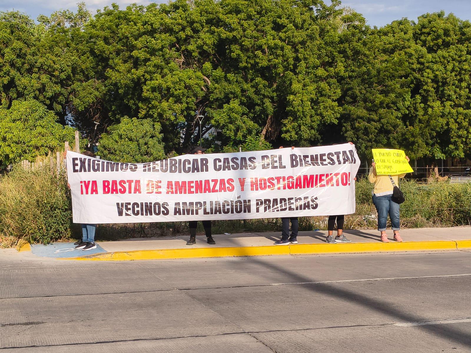 $!Vecinos de San Fernando y Praderas en Los Mochis exigen detener ‘saqueo’ de áreas verdes; bloquean el bulevar Rosales