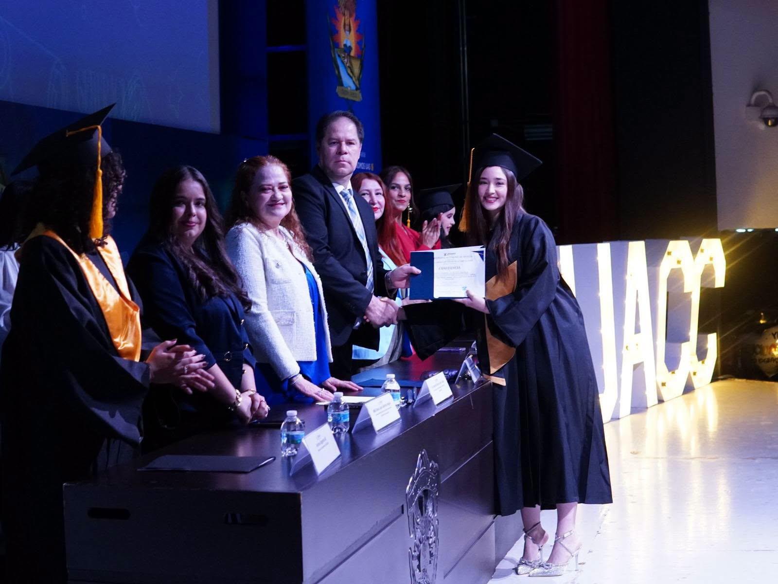 $!Los nuevos egresados posan con orgullo por haber culminado sus estudios.