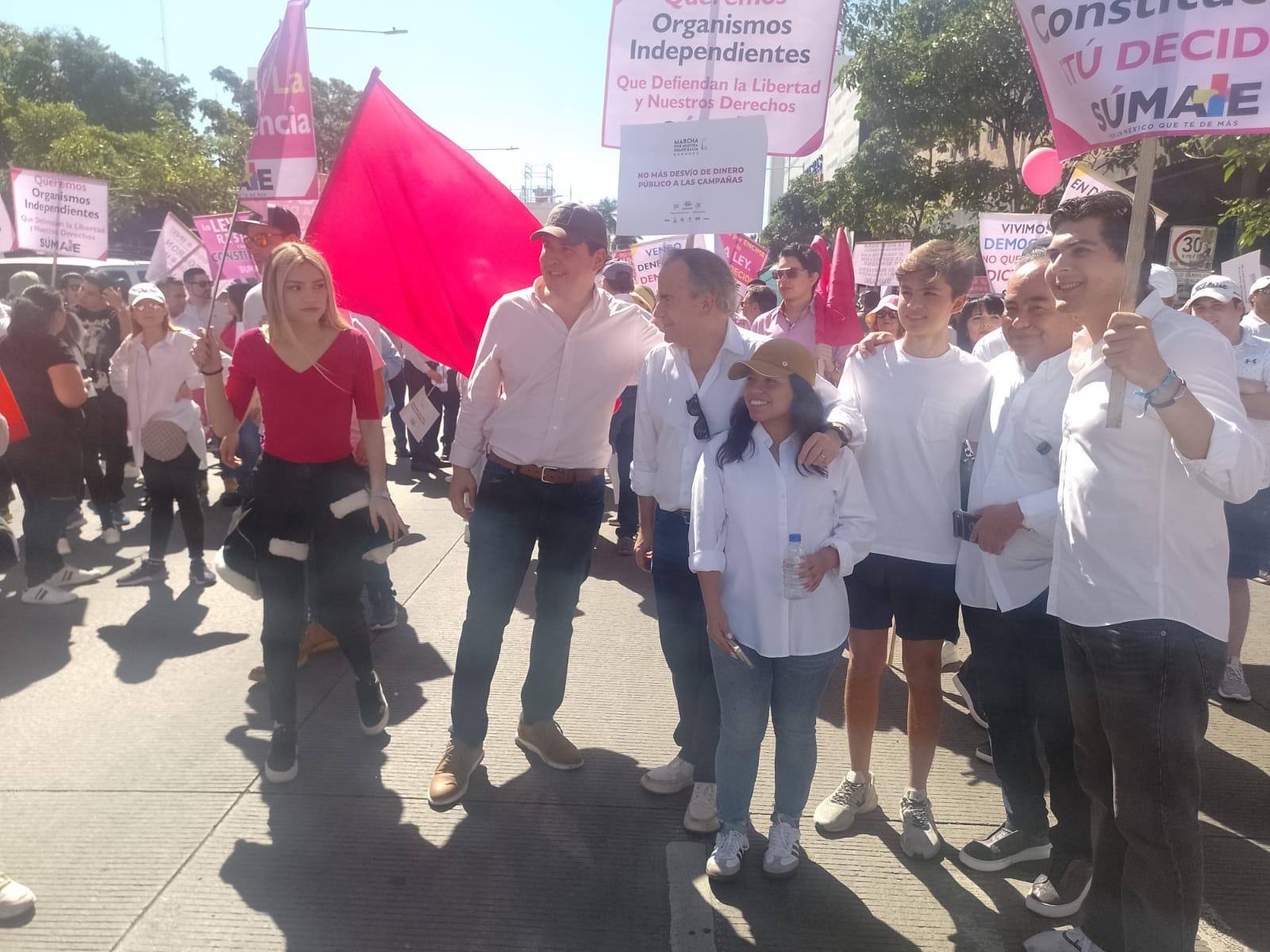 $!Miles se concentran frente a la catedral de Culiacán en movimiento en defensa de la democracia