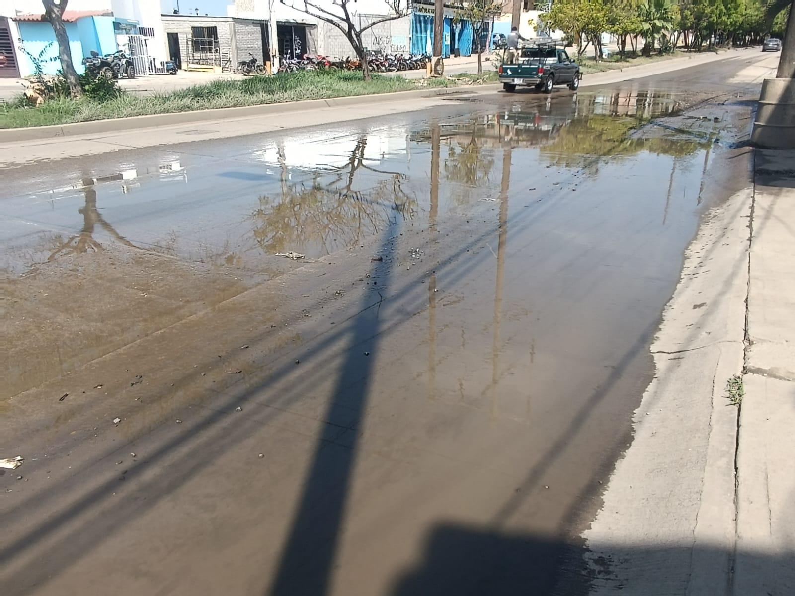 $!Fugas de agua potable invaden varias zonas de Mazatlán