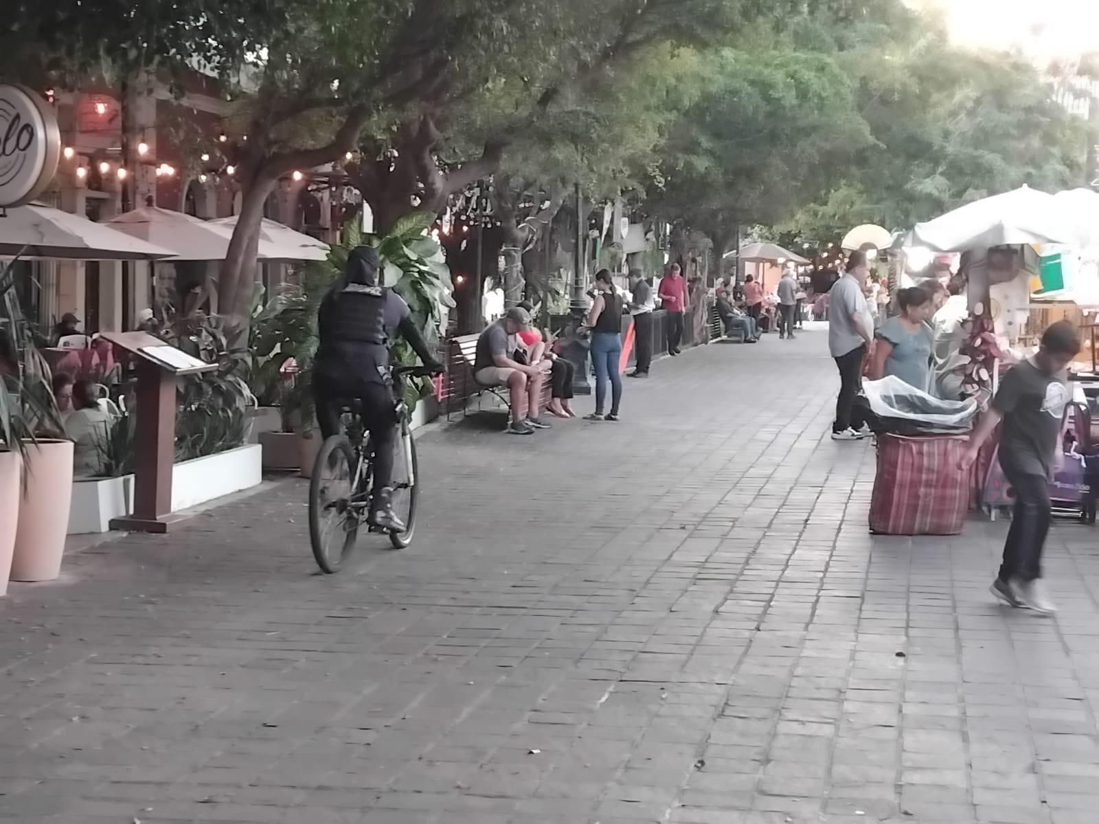 $!En Mazatlán, disfrutan decenas de personas de la Plazuela Machado este fin de semana