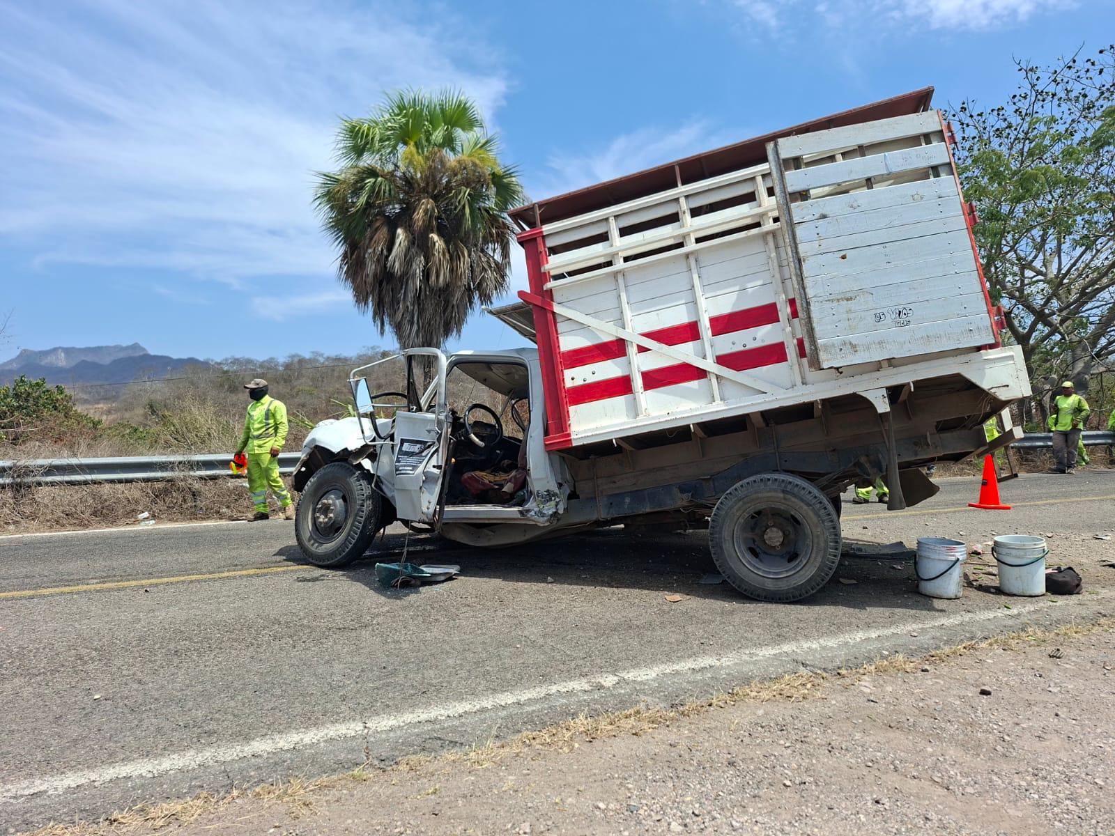 $!Choque entre camioneta de jornaleros y tráiler deja varios lesionados en Escuinapa