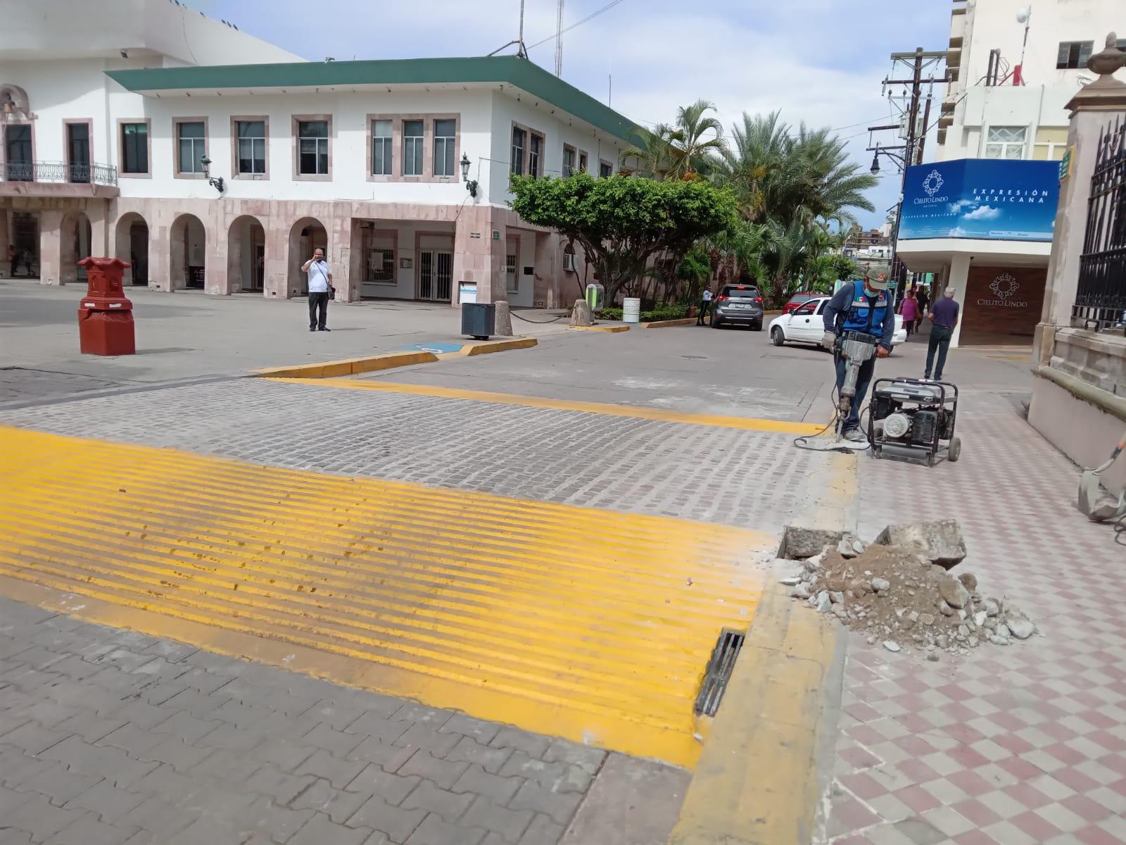 $!A un día de su inauguración, rompen paso peatonal en Mazatlán para dejarle salida al agua pluvial