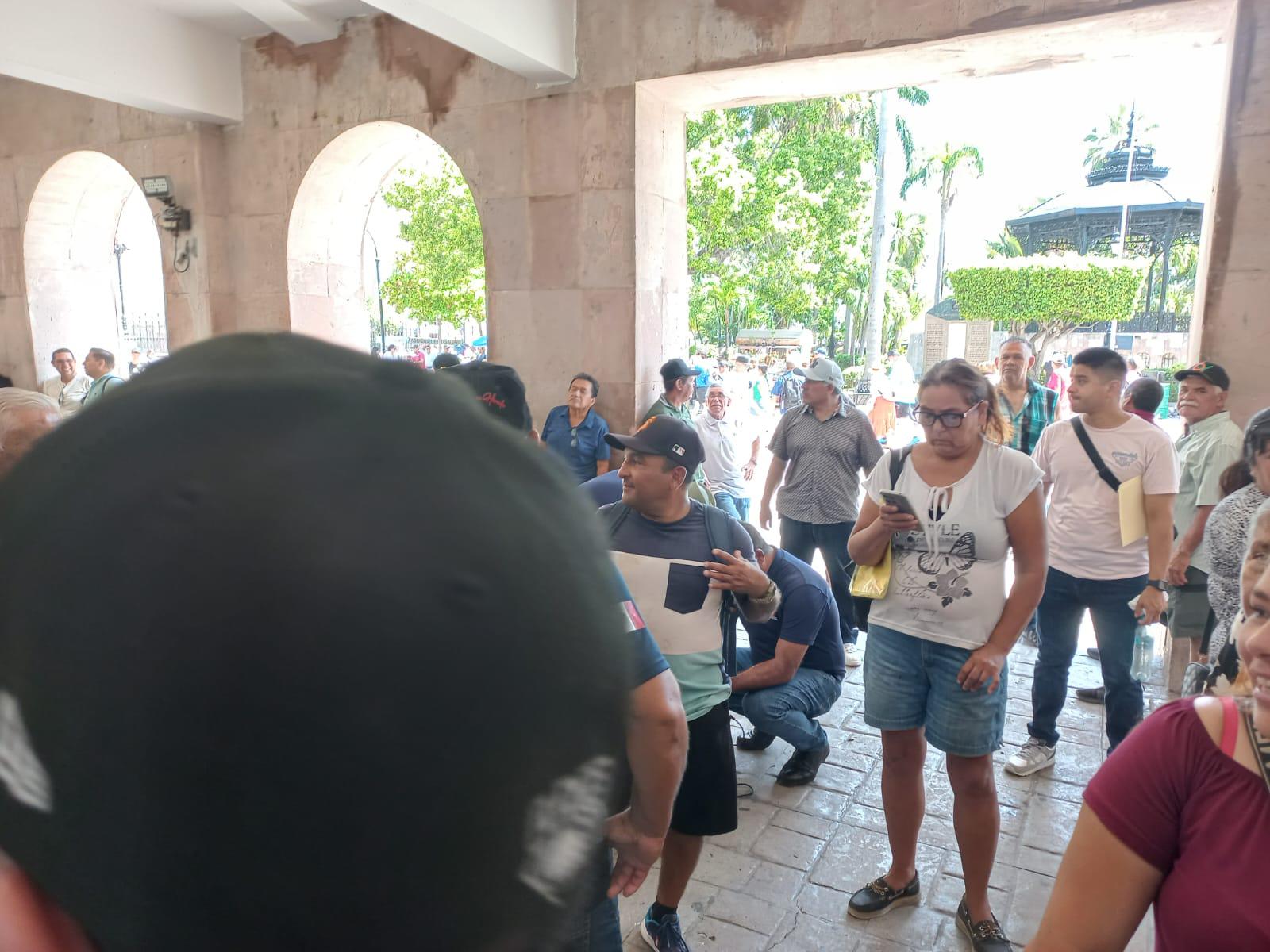 $!Agentes de Tránsito jubilados bloquean por más de 3 horas Palacio Municipal de Mazatlán