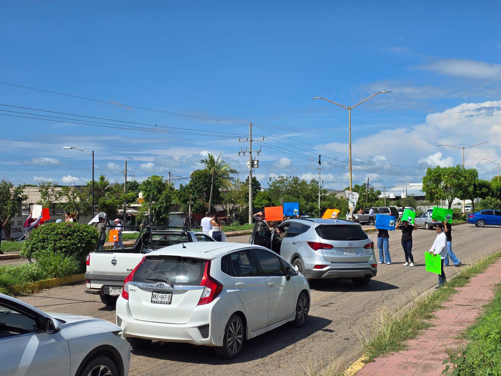$!Realizan marcha y bloqueos en Rosario para pedir el regreso de Jesús Heriberto