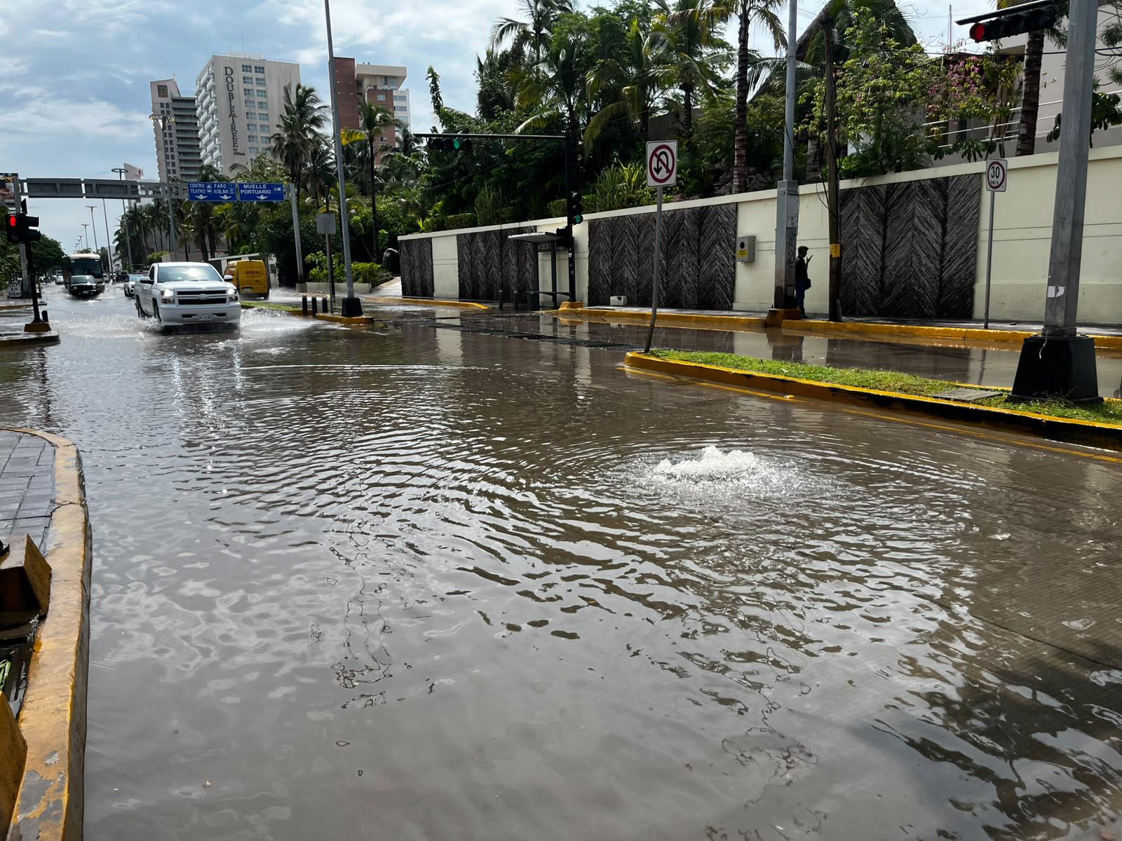 $!Lluvias en Mazatlán afectan vialidades y provoca deslaves en el Cerro del Vigía