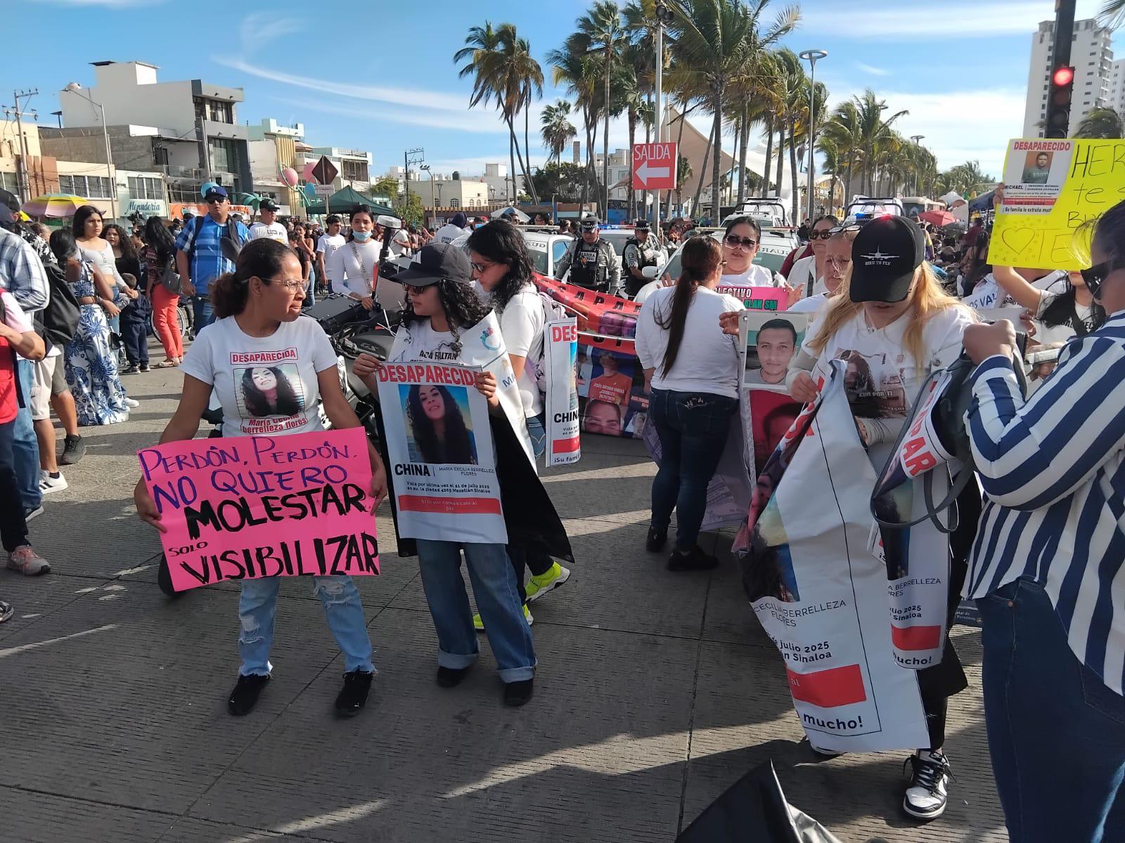 $!Se preparan familiares de personas desaparecidas para incorporarse al inicio del desfile del Carnaval de Mazatlán