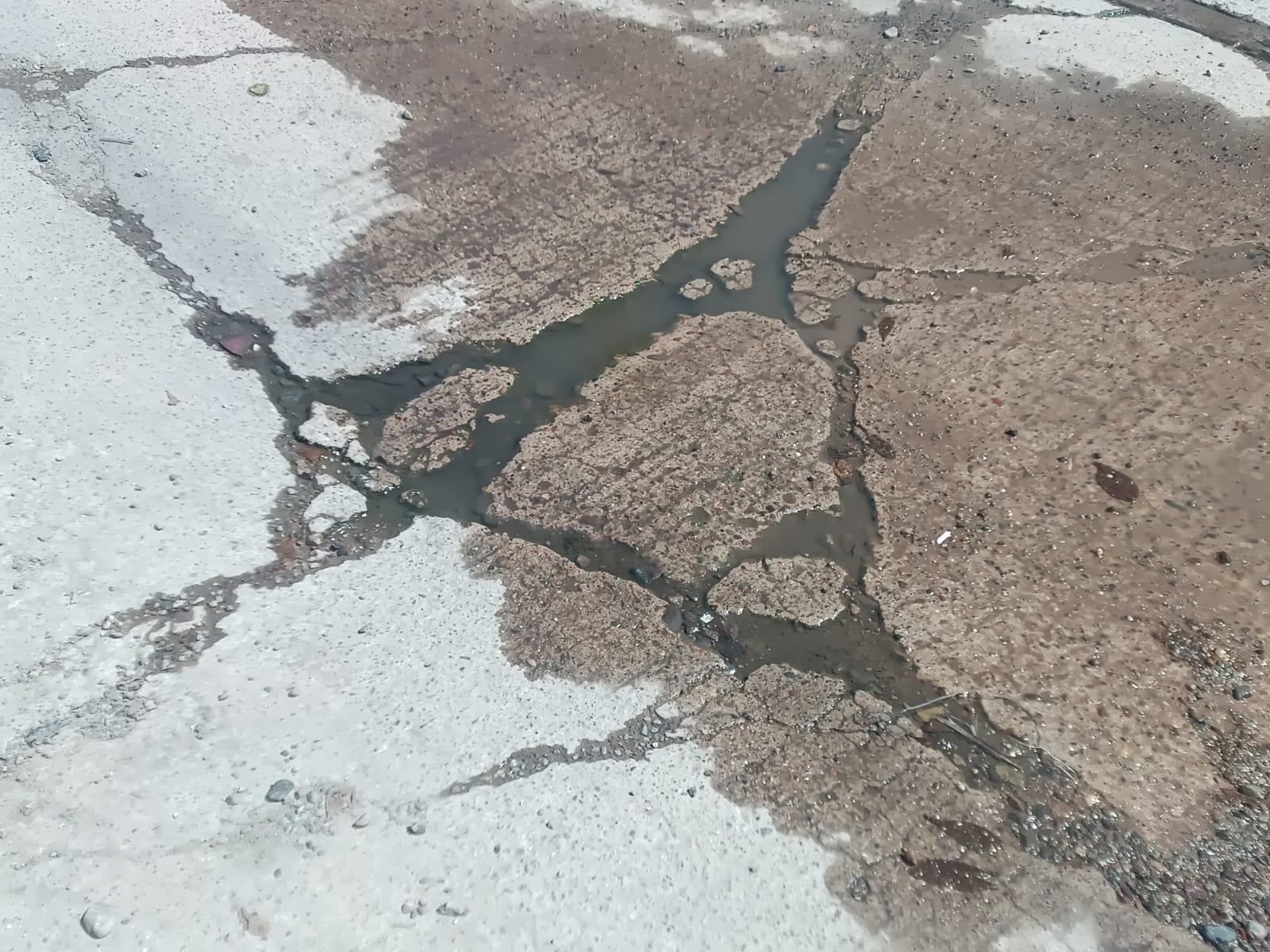 $!Alertan vecinos de Jabalíes por un gran bache que podría provocar accidentes viales