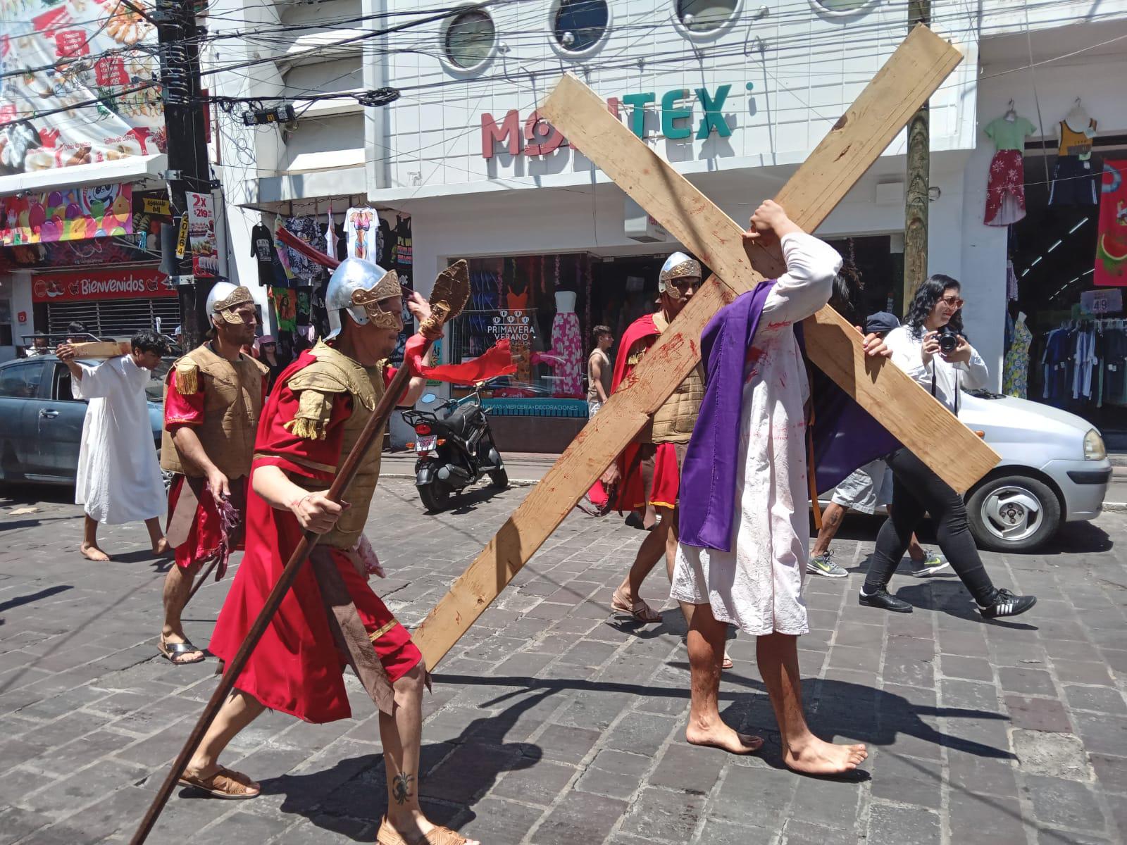 $!Mazatlecos y turistas atestiguan el Viacrucis Viviente en calles del Centro de puerto