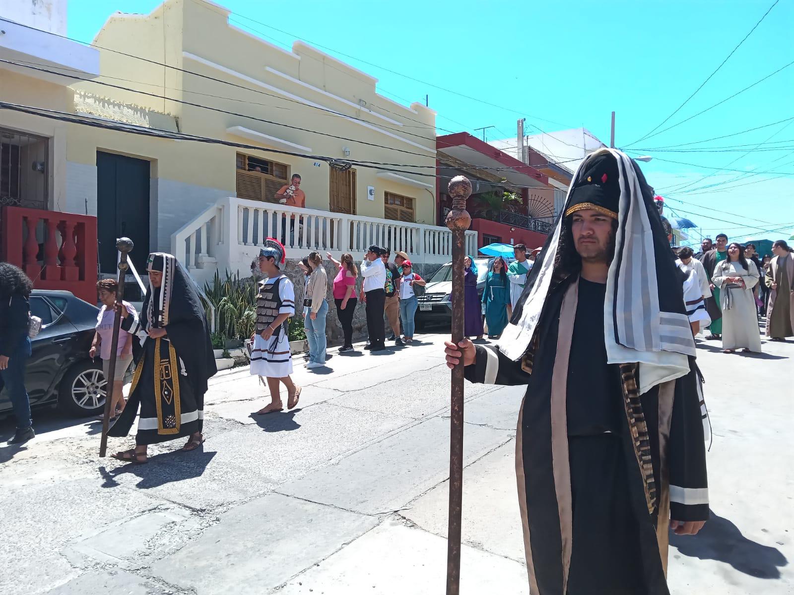 $!Mazatlecos y turistas atestiguan el Viacrucis Viviente en calles del Centro de puerto