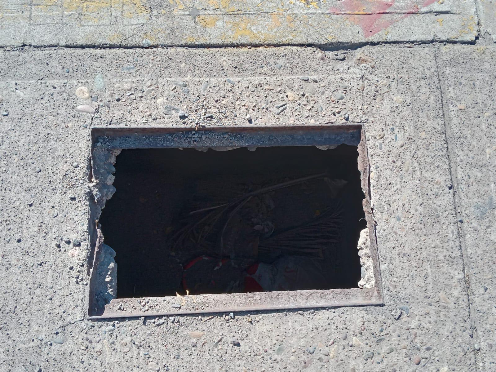 $!Un peligro latente para peatones este registro en la banqueta de Ejército Mexicano, casi esquina con Flamingos, en Lomas del Mar.