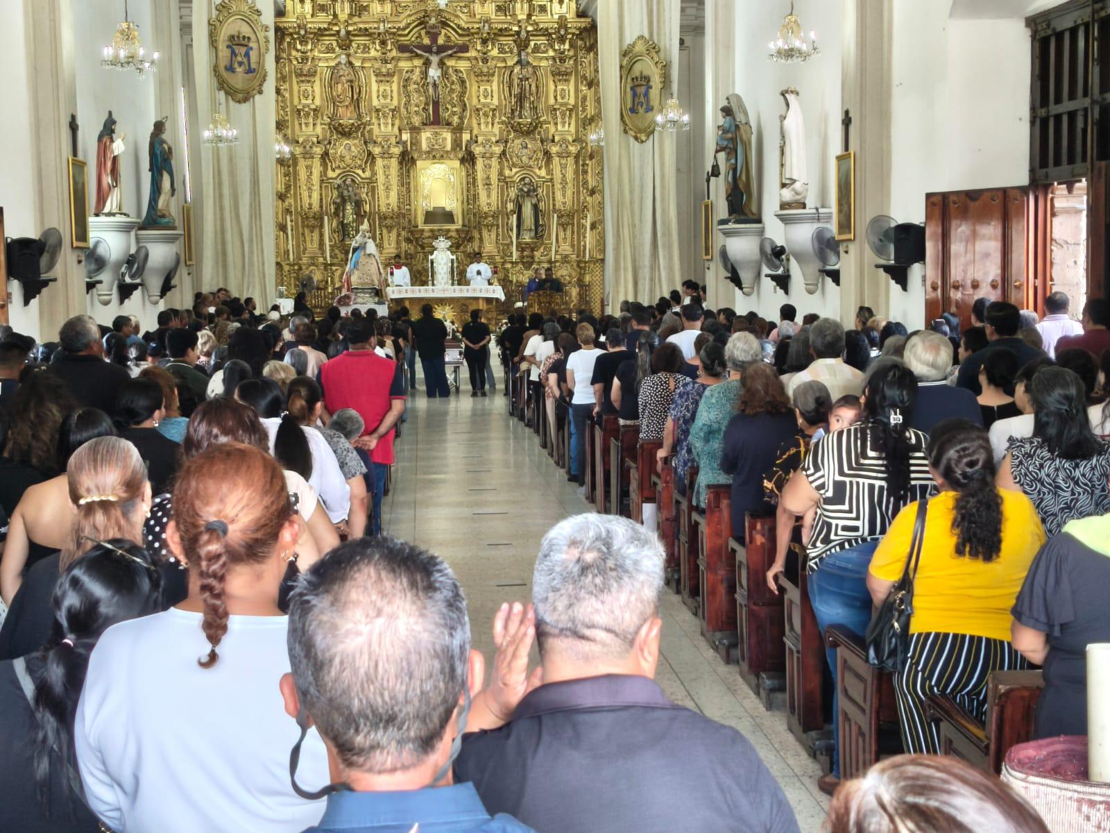 $!El pueblo de El Rosario despide a Fabiola, Julissa e Ixchel sumido en el dolor tras su accidente