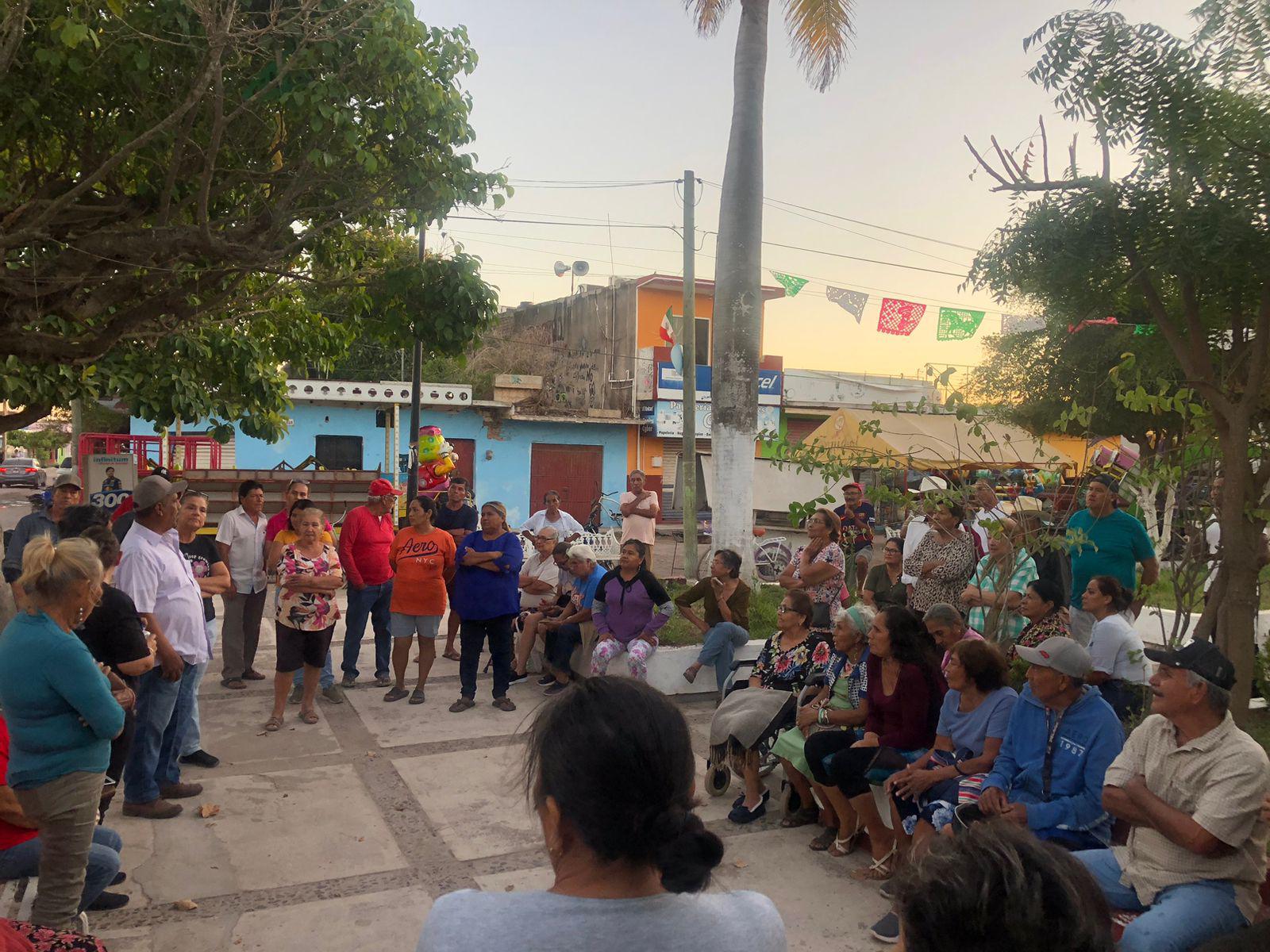 $!Acude Alcaldesa de Escuinapa a escuchar los reclamos de los habitantes por falta de agua