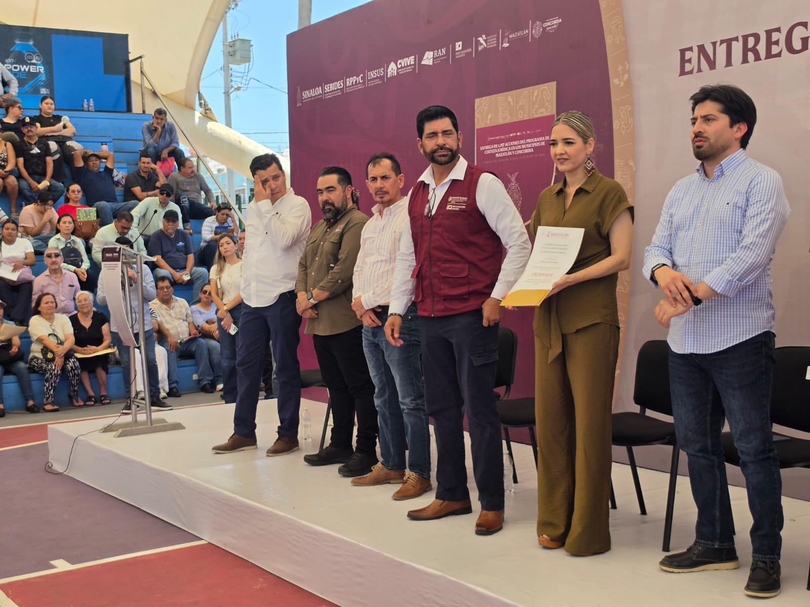 $!Entregan escrituras y certificados a familias desplazadas y ejidatarios de Mazatlán y Concordia