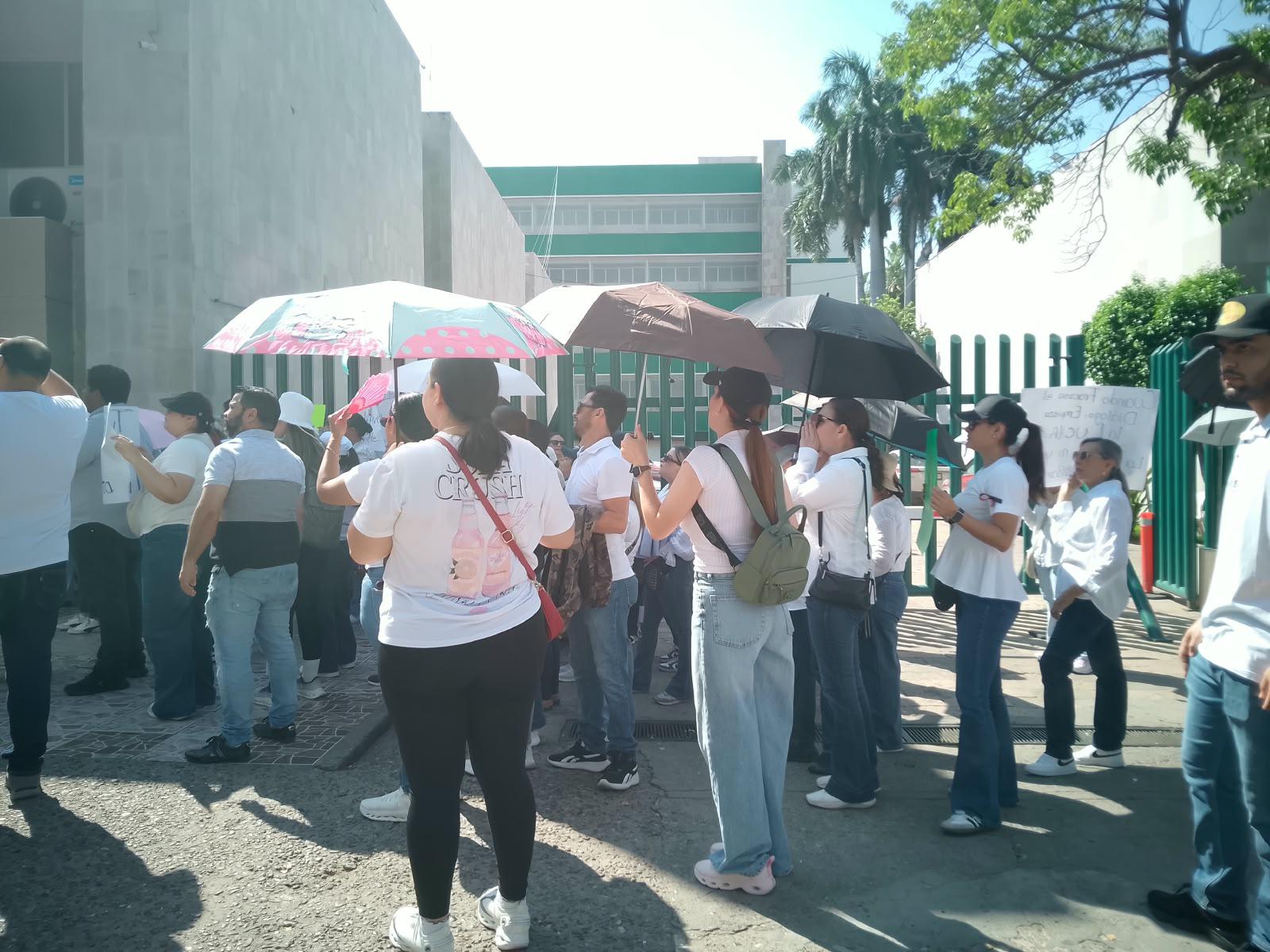 $!Marchan trabajadores del IMSS en Culiacán por aumento salarial y mejores condiciones laborales
