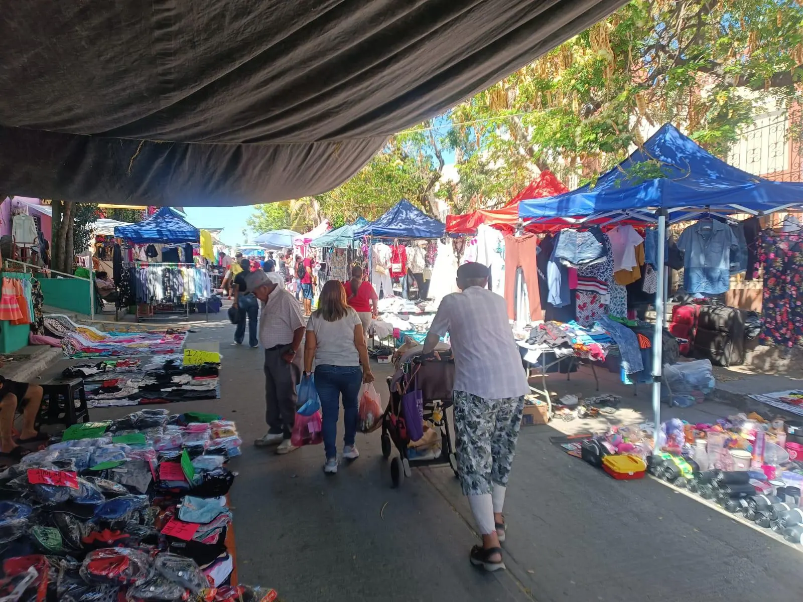 $!Mazatlecos dan vida y color al tianguis de la colonia Benito Juárez pese a mala temporada